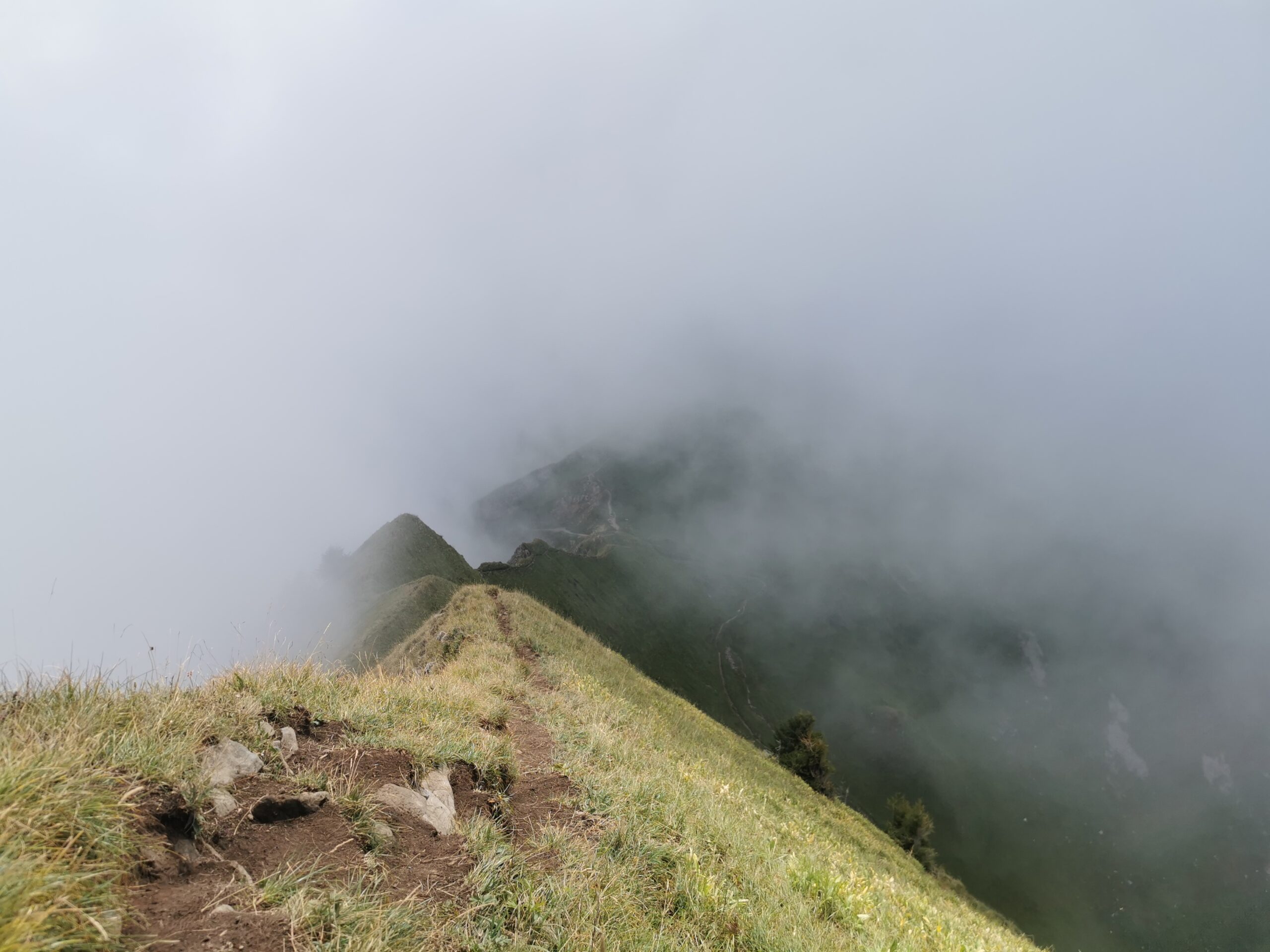Hardergrat: Ridge hike brienz to Interlaken through the clouds